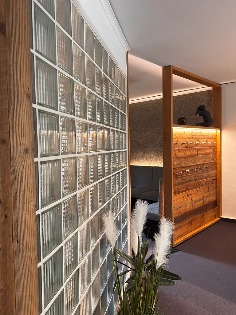 Moderner Praxisflur mit Glaswand und Wartebereich